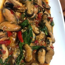 ผัดหอยแมลงภู่ใส่โหระพา