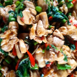 ผัดกะเพราไก่ใส่ถั่ว