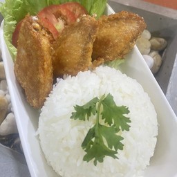 ข้าวสวยร้อนๆไก่ทอดกรอบนอกนุ่มใน