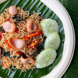 มาม่าผัดกระเพราไส้กรอก