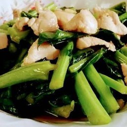 ผัดคะน้าไก่ ราดข้าว