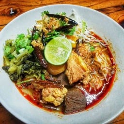 ขนมจีนน้ำเงี้ยว (พิเศษ)