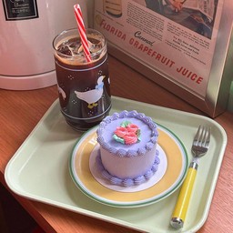 Cute cake +coke mini size 10cm cake+coke1แก้ว