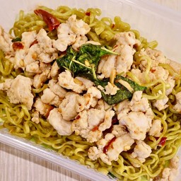 บะหมี่ผักกระเพราอกไก่สัับคลีน ( ไร้น้ำมัน ไร้น้ำตาล )