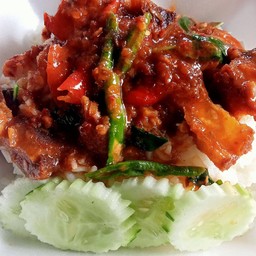 ผัดพริกแกงหมูกรอบ(กับข้าว)