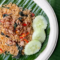 มาม่าผัดกระเพราหมูสับ