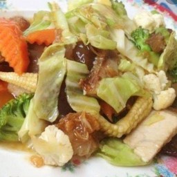 ผัดผักรวมมิตรน้ำมันหอยหมูกรอบ