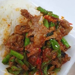 ข้าวผัดพริกแกงเนื้อฟรีไข่ดาว