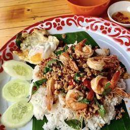 ข้าวกะเพรากุ้งหมูสับฟรีไข่ดาว
