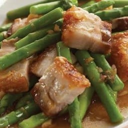 หน่อไม้ฝรั่งหมูกรอบ