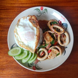 ข้าวสวยร้อนๆผัดกระเพราหมูปลาหมึกไข่ดาว