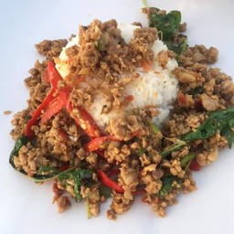 กระเพราเนื้อราดข้าวช้ำไข่ดาวกินเพลินๆจ้า