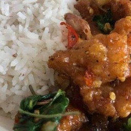 ข้าวผัดกระเพราไก่ทอดคาราเกะ