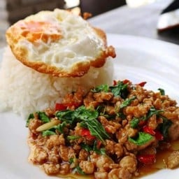 อาหารตามสั่งกุ๊กโครตกระเพรา