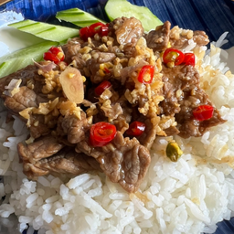 เนื้อชิ้นผัดพริกเกลือราดข้าว
