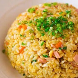 ข้าวผัดสามสหายไส้กรอก