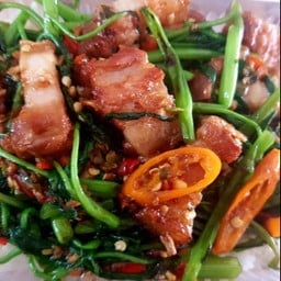 ผัดผักบุ้งหมูกรอบราดข้าว