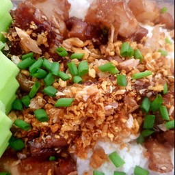 ข้าวหมูกรอบทอดกระเทียม