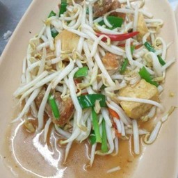 ถั่วงอกเต้าหู้หมูกรอบ