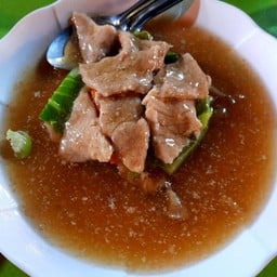 เสิร์ฟมาแบบเรียบร้อยสวยงาม เครื่องต่าง ๆ โปะทับ ๆ กันมา