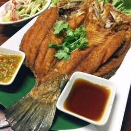 ปลากระพงทอดราดน้ำปลา