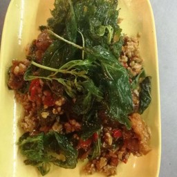 กะเพราไข่เยี่ยวม้า