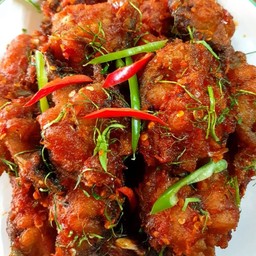 พริกแกงปลาดุกทอดราดข้าว