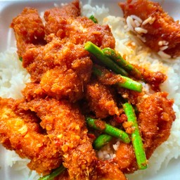 พริกแกงไก่กรอบราดข้าว