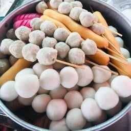 ร้าน ลูกชิ้นนึ่งน้องแอลี่