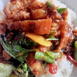 ผัดพริกแกงหมูกรอบ(ราดข้าว)