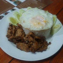 ข้าวหมูทอดกะเทียมพริกไทย