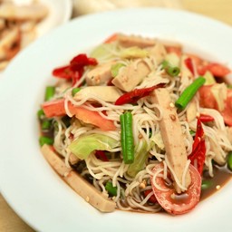 ตำขนมจีนหมูยอผักลวก