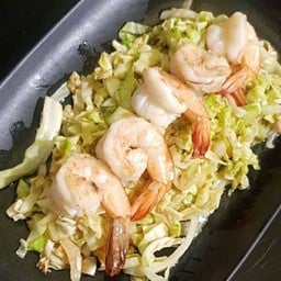 กุ้งทะเลผัดกะหล่ำปลี ใหญ่  Stir-fried Ocean Shrimp with Cabbage (Large)