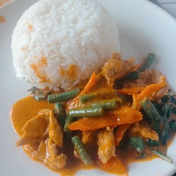 ผัดพริกแกงราดข้าว