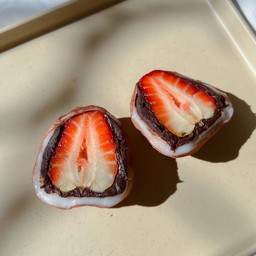 Daifuku strawberry premium chocolate Size M (1ลูก)