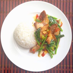 คะน้าหมูกรอบราดข้าว