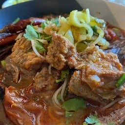 ขนมจีนน้ำเงี้ยวแม่อนงค์และชาใต้