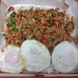ข้าวราดกระเพาหมูสับถาด+ไข่ดาว 3 ฟอง