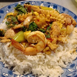 ข้าวราดผัดกระเพรา