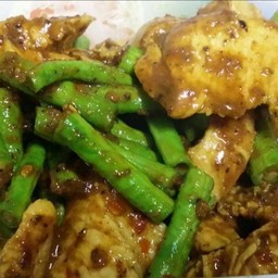 ผัดพริกแกงใต้ไก่ราดข้าว