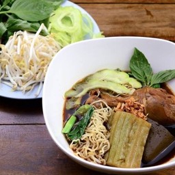 ก๋วยเตี๋ยว น่องไก่+ไก่ฉีก