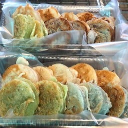 คุณจุ๋ม บ้าบิ่น มะพร้าวอ่อน ใช้มะพร้าวนำ้หอมแท้ๆไม่ผสมมะพร้าวใหญ่ อยู่โซนริมนำ้ด้านนอก แถวลานจอดรถ ใกล้ร้านลุงใจป้าสาวรสแซ่บ