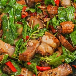 กระเพราหมูกรอบ  ( กับข้าว )