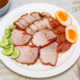 ข้าวหมูแดง+หมูกรอบ+กุนเชียง(พิเศษ)ใส่ไข่