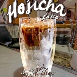 iced houjicha latte