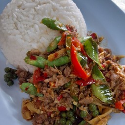 เนื้อวัวผัดพริกแกงหน่อไม้ราดข้าว เนื้อชิ้น , เนื้อสับ