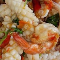 กะเพราทะเลราดข้าว กุ้ง,ปลาหมึกสด