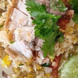 ข้าวผัดหมูกรอบ