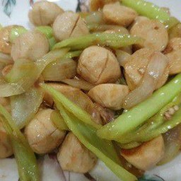 ข้าว+ลูกชิ้นหมูผัดพริกอ่อน