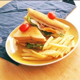 [อร่อยซ่ากับโค้ก] Ham-Bacon Club Sandwich +  โค้ก ออริจินัล (กระป๋อง) 